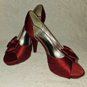 MICHAELANGELO Maribelle Red Satin Bow Accent Peep Toe Heels